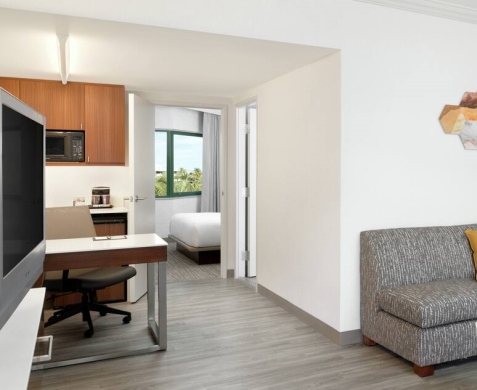guestrooms-8-king-living-room-nk1ps